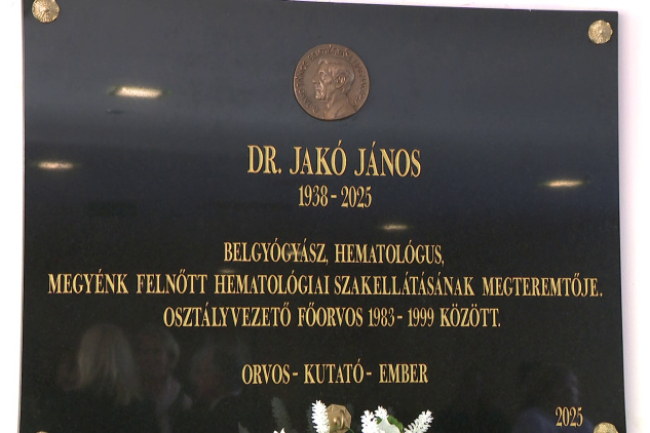 Emléktáblát kapott a hematológus – A sztetoszkóp mellett a mikroszkóp volt a legkedvesebb eszköze