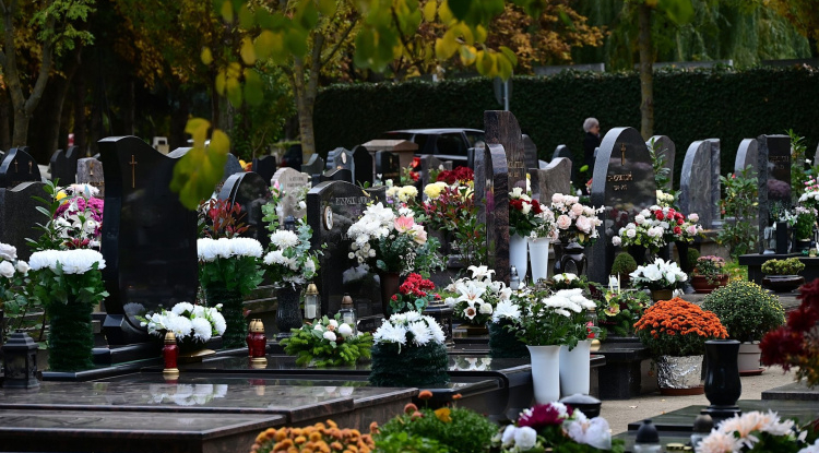 Mindenszentek – Már most is sokan mennek a temetőbe