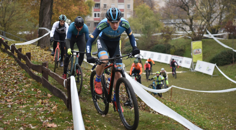 Kerékpárosok hódítják meg a Robinson-dombot!