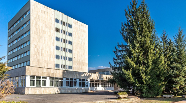 Így újul meg a nyíregyházi Bánki Donát Technikum – látványos felújítás zajlik