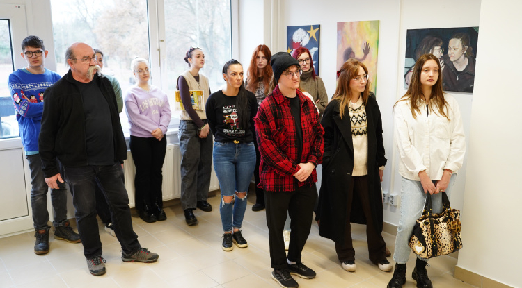 ZSENGÉK – Vizuális kultúra hallgatók első kiállítása látható az egyetemen