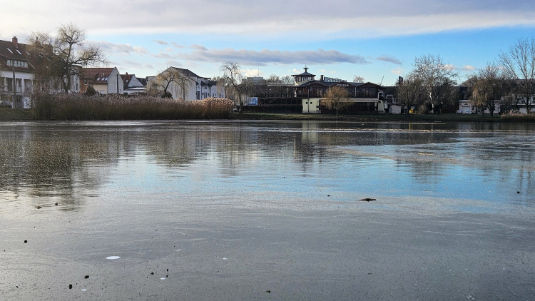 Látszólag tart, valójában életveszélyes – miért ne lépjünk még jégre Nyíregyházán!