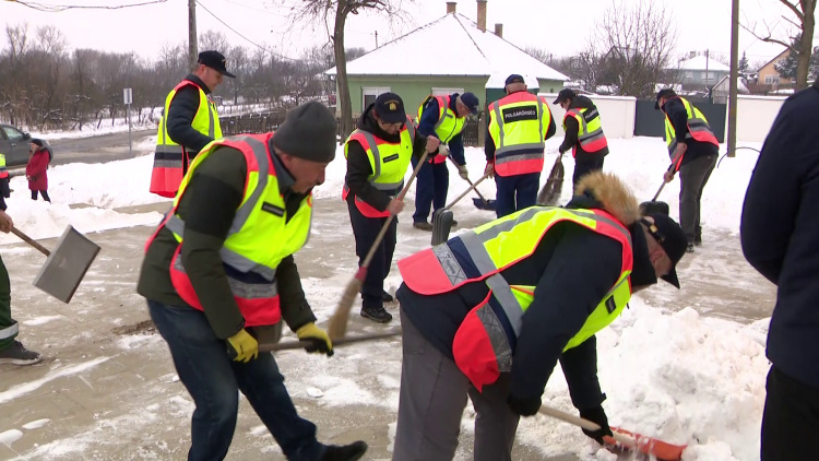 Brutális mínuszok - segítenek a polgárőrök a külterületen élőknek