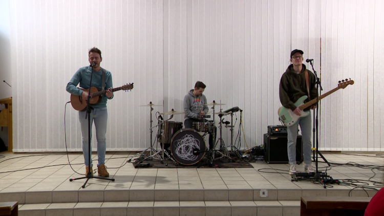 Rendhagyó irodalomóra – Kávészünet koncertet hallgathattak a Szent Imre diákjai