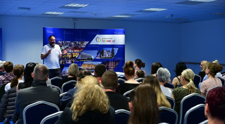 Kutyázz, Nyíregyháza! – Korom Gábor, az ismert kutyatréner tartott előadást