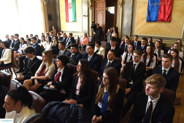 Központi ballagás a Városházán – közös fotóval búcsúznak a végzősök