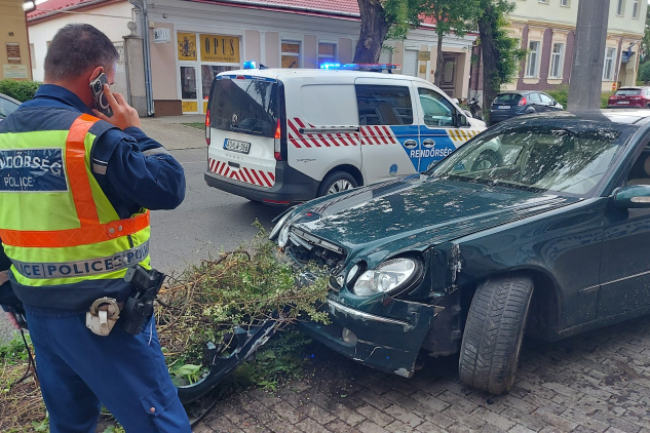 Másodperceken múlt a tragédia Nyíregyházán – házba csapódott egy 17 éves fiú az apja Mercedesével