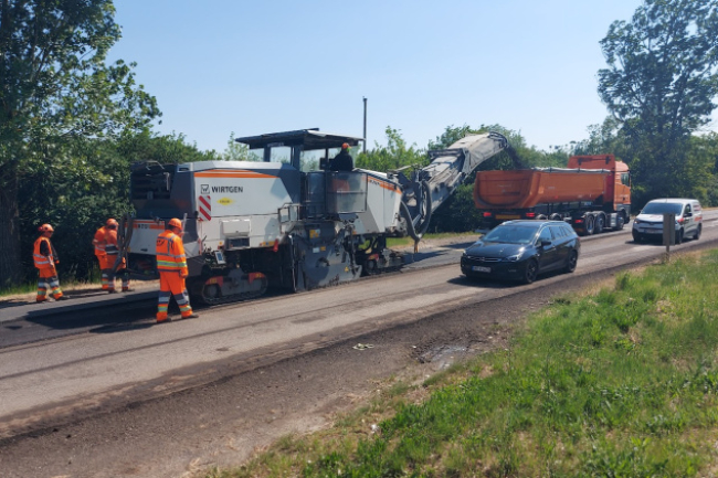 Burkolatfelújítás zajlik a 38-as főúton Nyíregyháza közelében