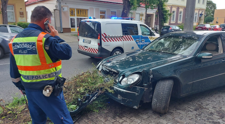 Másodperceken múlt a tragédia Nyíregyházán – házba csapódott egy 17 éves fiú az apja Mercedesével