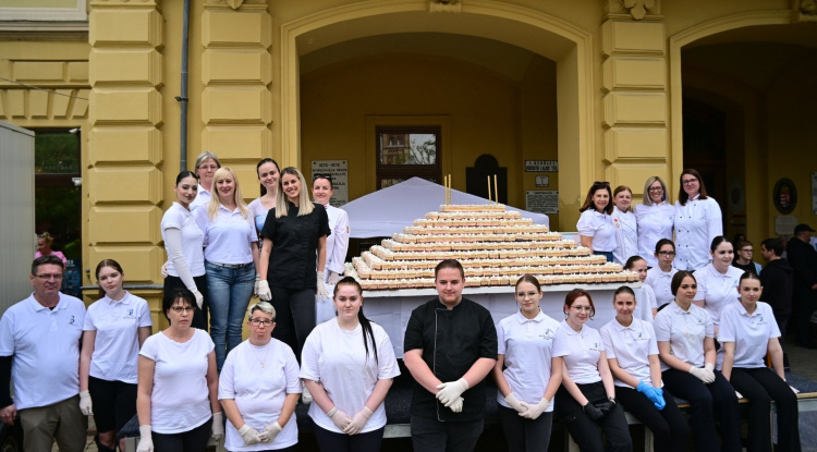 Olyan finom volt, hogy alig maradt belőle: rekordgyorsan fogyott a város tortája