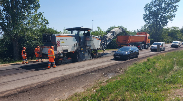 Burkolatfelújítás zajlik a 38-as főúton Nyíregyháza közelében