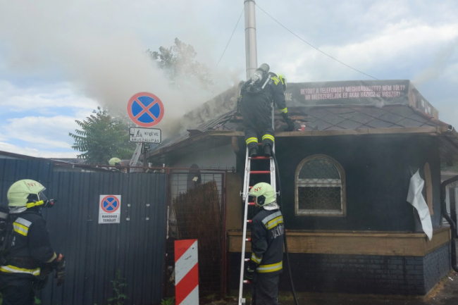 Tűz ütött ki egy gyrososnál az Állomás téren