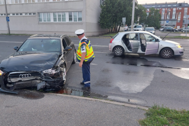 Egy pillanatnyi hiba, két roncsautó – nagy erejű ütközés rázta meg a Hunyadi utcát