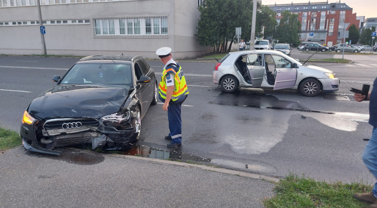 Egy pillanatnyi hiba, két roncsautó – nagy erejű ütközés rázta meg a Hunyadi utcát