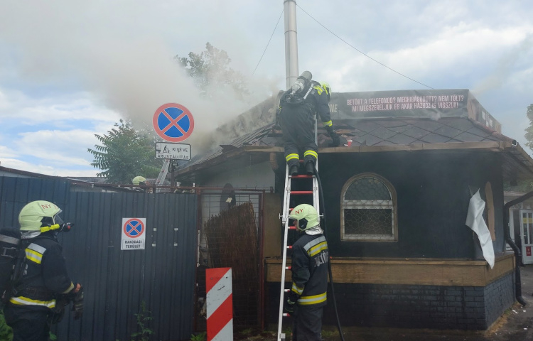 Tűz ütött ki egy gyrososnál az Állomás téren