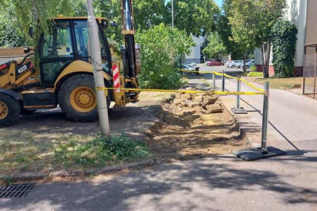 Új lehajtó készül a Toldi utcai garázssornál