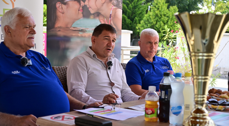 Futball-labda a levegőben – Foci a sóstói forró homokon