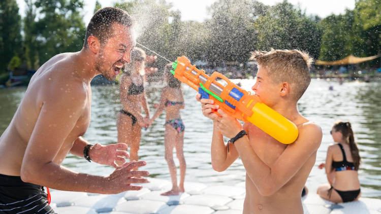 Strandszezon – Rekordszámú vendég a hétvégén, egész nyáron programok várják a látogatókat a nyíregyházi fürdőkben