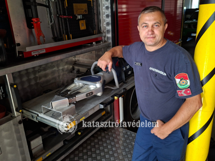 Szolgálaton kívül is hősiesen helytállt – Nyíregyházi tűzoltó mentette a bajba jutottakat és egy kutyát is Paszabon