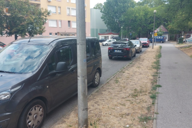 Rendszeresen tilosban parkolnak a Stadion utcában – Ellenőrzésekre számíthatnak az autósok