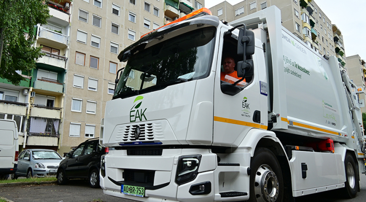 Napelemmel töltött elektromos kukásautók járják Nyíregyháza és a vármegye útjait