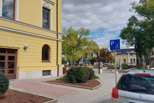 Új mozgáskorlátozott-parkolóhelyet alakítottak ki a Bessenyei téren