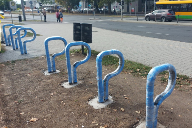 Új kerékpártárolókat alakítottak ki az Állomás téren