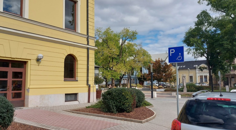Új mozgáskorlátozott-parkolóhelyet alakítottak ki a Bessenyei téren