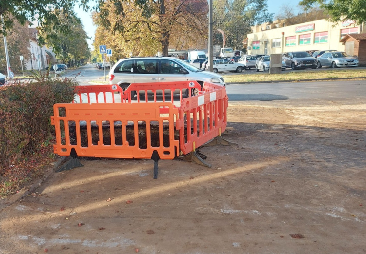 Ivóvízvezeték tört el az Erzsébet tér és a Szent István utca találkozásánál